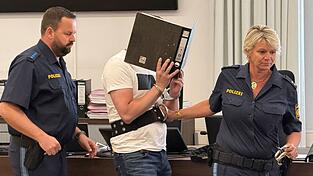 Vor dem Urteil wurde der Angeklagte von Polizisten zu seinem Platz geführt. Vor dem Urteil wurde der Angeklagte von Polizisten zu seinem Platz geführt.