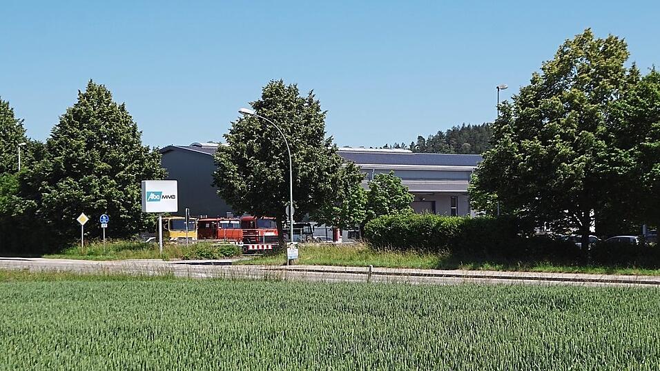Blick zum Sitz der Alba MMB an der Frontenhausener Straße in Vilsbiburg: Früher hieß das Unternehmen MMB Boehr und beschäftigte 60 Mitarbeiter. Dann kam die Insolvenz. Die österreichische Alba Tooling & Engineering GmbH übernahm die Firma, die fortan Alba MMB hieß. Nun werden Fertigung und Montage nach Forstau verlegt. Die Zahl der Mitarbeiter in Vilsbiburg wurde auf neun zurückgefahren. Blick zum Sitz der Alba MMB an der Frontenhausener Straße in Vilsbiburg: Früher hieß das Unternehmen MMB Boehr und beschäftigte 60 Mitarbeiter. Dann kam die Insolvenz. Die österreichische Alba Tooling & Engineering GmbH übernahm die Firma, die fortan Alba MMB hieß. Nun werden Fertigung und Montage nach Forstau verlegt. Die Zahl der Mitarbeiter in Vilsbiburg wurde auf neun zurückgefahren.