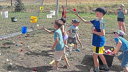 Punktesammeln am Fußballtor. Punktesammeln am Fußballtor.