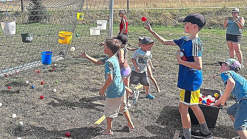Punktesammeln am Fußballtor. Punktesammeln am Fußballtor.