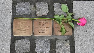 Im sächsischen Heidenau sollen künftig keine neuen Stolpersteine mehr verlegt werden. (Symbolbild) Im sächsischen Heidenau sollen künftig keine neuen Stolpersteine mehr verlegt werden. (Symbolbild)