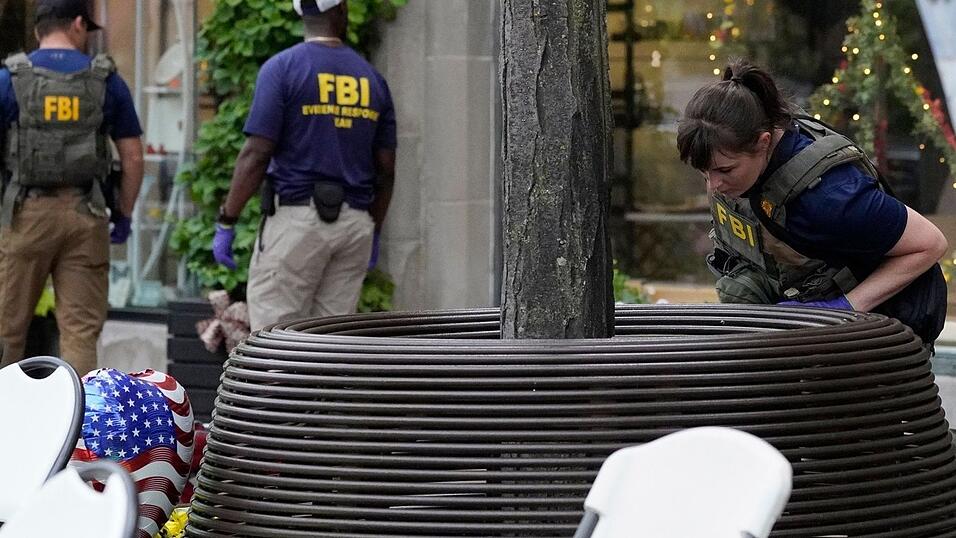 Beamte ermitteln in der Innenstadt eines Vororts von Chicago. Beamte ermitteln in der Innenstadt eines Vororts von Chicago.