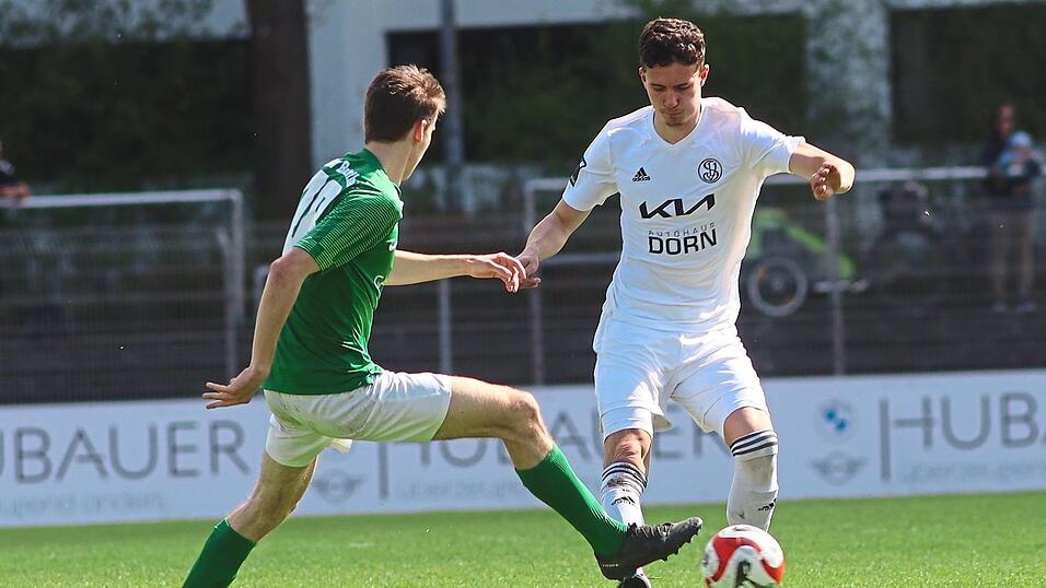 Immer auf dem Posten: Der junge Innenverteidiger David Löffler (rechts) ist längst eine feste Größe bei der 'Spiele' und leitete vorige Woche per Kopfball-Anschlusstreffer zum 1:2 die Wende gegen den TSV Brunnthal ein.