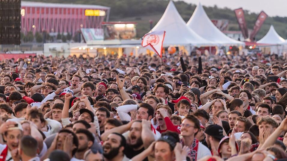 Hofften vergebens: SC-Fans beim Public Viewing auf dem Freiburger Messegel&auml;nde.