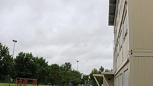 Es wäre zu prüfen, ob die Container nach den Schulkindern - die sollen während dem Schulumbau dort einziehen - auch für Kindergartenkinder geeignet wären. Spielgeräte in der Nähe könnten genutzt werden. Es wäre zu prüfen, ob die Container nach den Schulkindern - die sollen während dem Schulumbau dort einziehen - auch für Kindergartenkinder geeignet wären. Spielgeräte in der Nähe könnten genutzt werden.