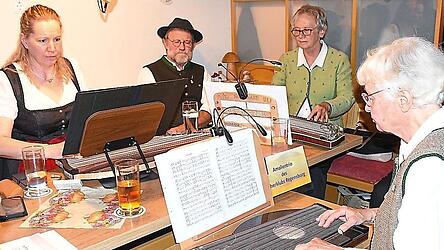 Das „Amalientrio“ des Regensburger Zitherklubs spielte auch auf. Das „Amalientrio“ des Regensburger Zitherklubs spielte auch auf.