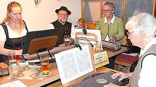 Das „Amalientrio“ des Regensburger Zitherklubs spielte auch auf. Das „Amalientrio“ des Regensburger Zitherklubs spielte auch auf.