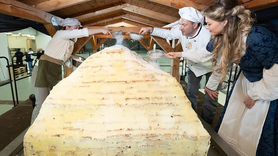 Die Dresdner Stollenbäcker haben ihren Riesenstollen zusammengesetzt. Die Dresdner Stollenbäcker haben ihren Riesenstollen zusammengesetzt.
