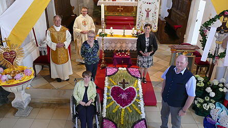 Stiftskanonikus Bernhard Gaar (hinten links) und Pfr. Markus Daschner mit den neu aufgenommenen Bruderschaftsmitgliedern (von links) Annette Gerl, Elisabeth Gerl, Margit Rabenbauer und Franz P&ouml;mmerl sowie der neuen Kinder-Herz-Jesu-Fahne.