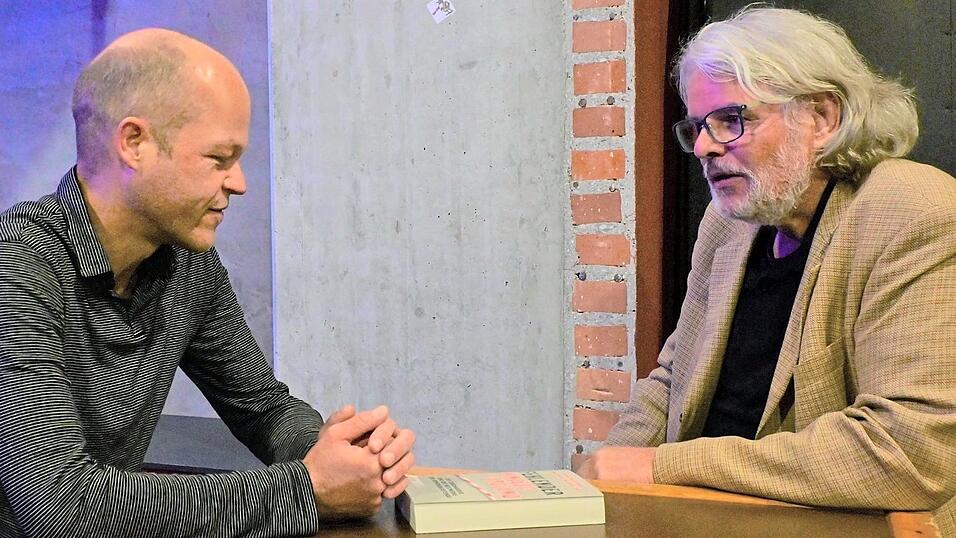 Robert Andreasch (li.) im Gespr&auml;ch mit J&ouml;rg Schr&ouml;ter vom Runden Tisch gegen Rechts.