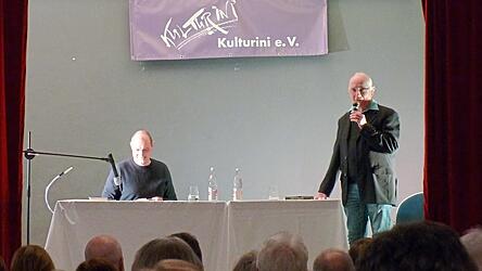 Hartmut Heder vom Kulturini e. V. begrüßte und moderierte durch den literarischen Abend.