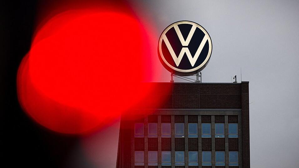 Stellenabbau und mögliche Werksschließungen könnten VW Milliarden kosten. (Archivbild) Stellenabbau und mögliche Werksschließungen könnten VW Milliarden kosten. (Archivbild)