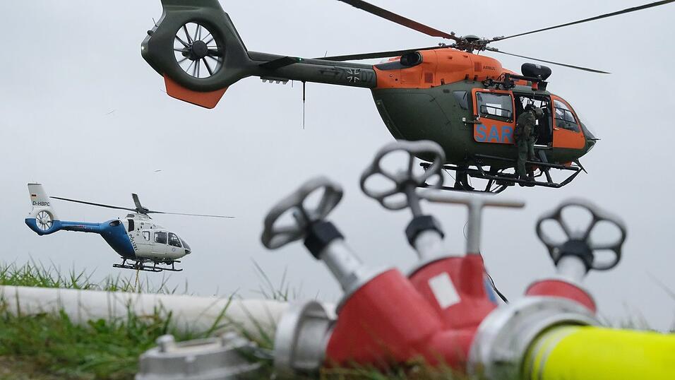 Polizei und Bundeswehr übten mit der Freiwilligen Feuerwehr Straubing. Polizei und Bundeswehr übten mit der Freiwilligen Feuerwehr Straubing.