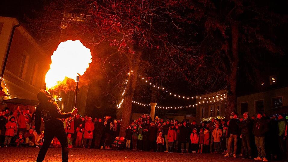 Mit einer der H&ouml;hepunkte des Christkindlmarktes am Schlossplatz ist die Feuershow gewesen.