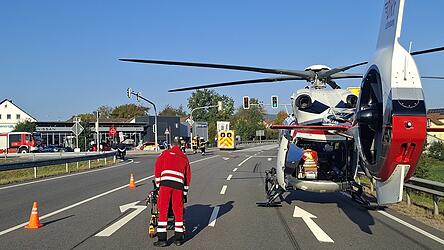 Ein 70-j&auml;hriger Rollerfahrer kam mit dem Hubschrauber ins Krankenhaus.