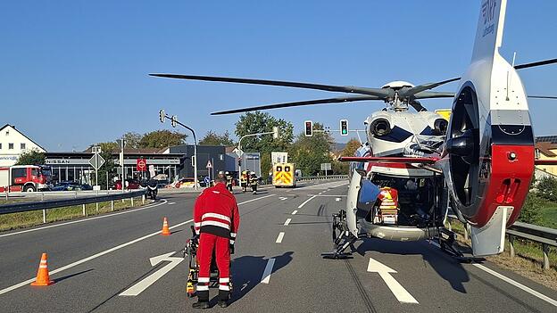 Ein 70-j&auml;hriger Rollerfahrer kam mit dem Hubschrauber ins Krankenhaus.