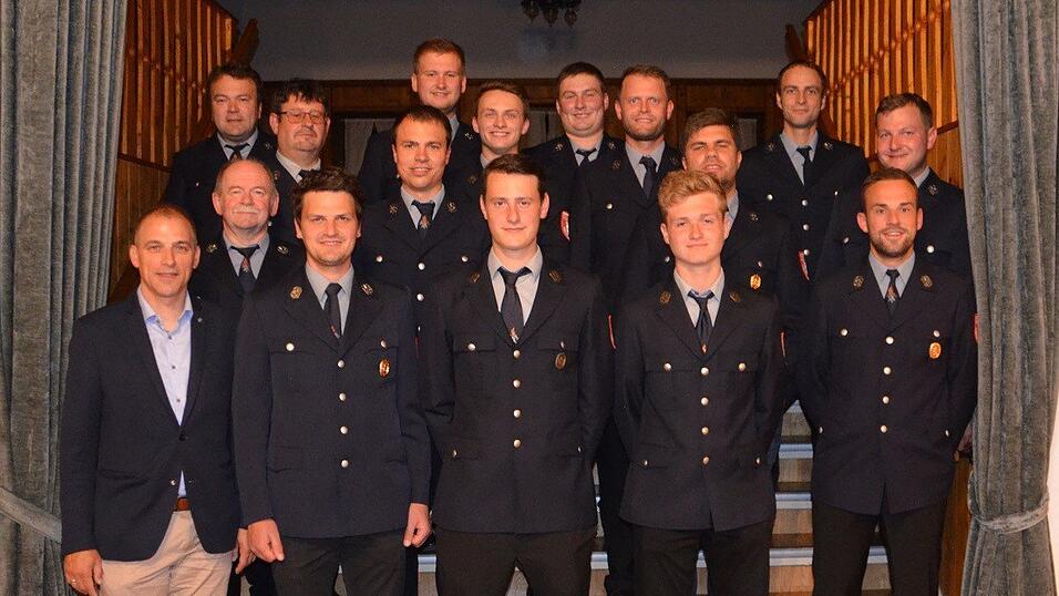 Die neugewählte Vorstandschaft der Feuerwehr Hinterskirchen mit Bürgermeister Anton Maier. Die neugewählte Vorstandschaft der Feuerwehr Hinterskirchen mit Bürgermeister Anton Maier.