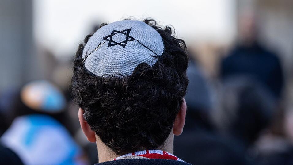 Um Antisemitismus zu bekämpfen, stellt ein Bündnis konkrete Forderungen auf (Symbolbild). Um Antisemitismus zu bekämpfen, stellt ein Bündnis konkrete Forderungen auf (Symbolbild).