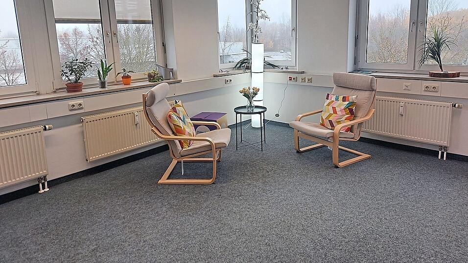 In den neuen Räumen soll Flüchtlingen unter anderem ein sicherer Platz geboten werden, um mit ihren Gefühlen und Ängsten besser umgehen zu können. In den neuen Räumen soll Flüchtlingen unter anderem ein sicherer Platz geboten werden, um mit ihren Gefühlen und Ängsten besser umgehen zu können.