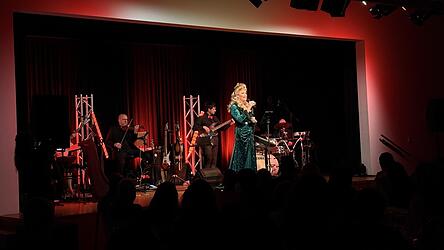 Der Abend war verbunden mit einem abwechslungsreichen Spiel aus Licht, Musik und Grays extravaganten Kleidern. Der Abend war verbunden mit einem abwechslungsreichen Spiel aus Licht, Musik und Grays extravaganten Kleidern.