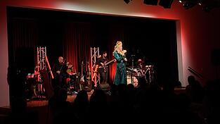 Der Abend war verbunden mit einem abwechslungsreichen Spiel aus Licht, Musik und Grays extravaganten Kleidern.