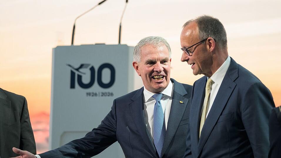 Carsten Spohr (links) und Kanzler Merz beim Jubiläum der Lufthansa Carsten Spohr (links) und Kanzler Merz beim Jubiläum der Lufthansa