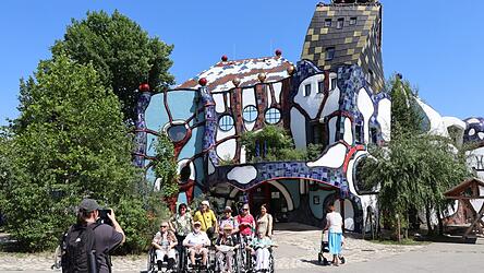 Eine Gruppe Teilnehmer beim Sonnenzug von Caritas und Straubinger Tagblatt macht ein Erinnerungsfoto vor dem Kunsthaus in Abensberg.