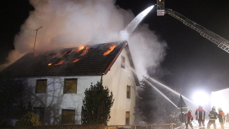 Im Laberweintinger Ortsteil Untergraßlfing ist es in der Nacht zu einem Brand gekommen. Im Laberweintinger Ortsteil Untergraßlfing ist es in der Nacht zu einem Brand gekommen.
