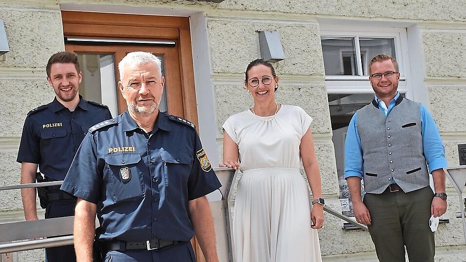 Thomas Strobl (vorne) bei seinem Antrittsbesuch im Rathaus am Vormittag mit (hinten von links) seinem Vorgänger Simon Meindl, Bürgermeisterin Sibylle Entwistle und Geschäftsleiter Sebastian Stelzer. Thomas Strobl (vorne) bei seinem Antrittsbesuch im Rathaus am Vormittag mit (hinten von links) seinem Vorgänger Simon Meindl, Bürgermeisterin Sibylle Entwistle und Geschäftsleiter Sebastian Stelzer.