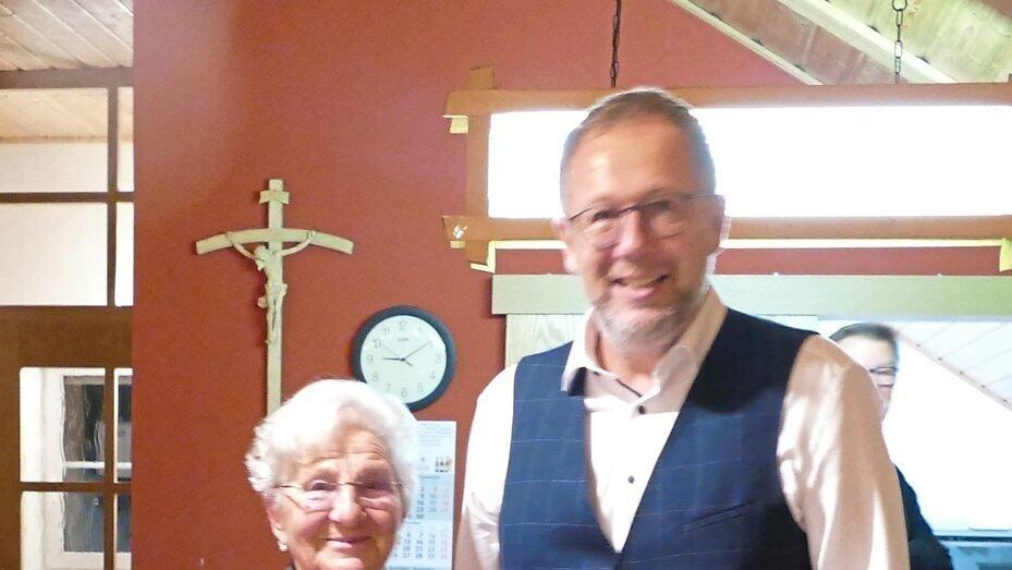 Eine ganz besondere Ehrung wurde Ernestine B&auml;umel f&uuml;r ihr Wirken f&uuml;r Kirche und Gemeinde zuteil: B&uuml;rgermeister Christian Dobmeier &uuml;berreichte ihr den Markttaler.