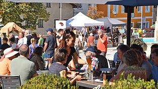Biergartenwetter lockte die Besucher zum Markt.