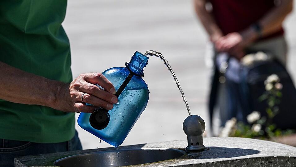 Öffentliche Wasserspender wie hier in Berlin bieten wichtige Erfrischung. Öffentliche Wasserspender wie hier in Berlin bieten wichtige Erfrischung.