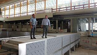 Stadtbaumeister Michael Breitenwinkler (links) und Bürgermeister Valentin Walk wollen sich noch nicht auf einen konkreten Eröffnungstermin für das Freizeitbad Caprima festlegen. Stadtbaumeister Michael Breitenwinkler (links) und Bürgermeister Valentin Walk wollen sich noch nicht auf einen konkreten Eröffnungstermin für das Freizeitbad Caprima festlegen.