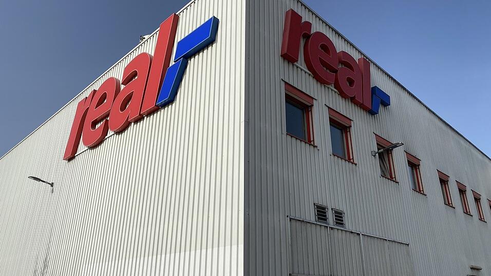 Noch prangt der Real-Schriftzug an dem Geb&auml;ude.
