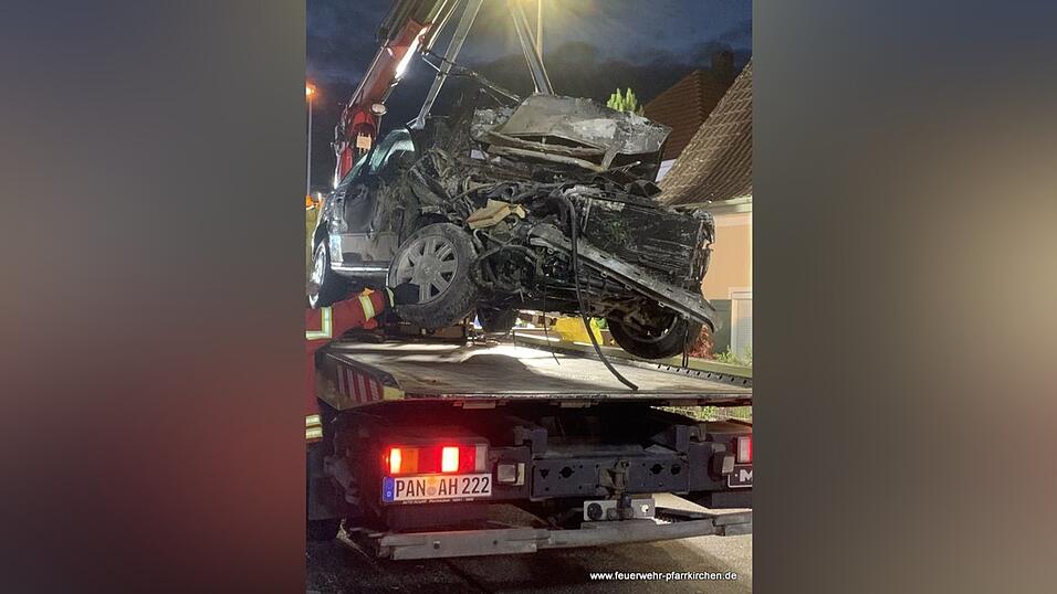 Der nicht angemeldete Audi blieb in einem Wohnhaus stecken, nachdem der Fahrer von der Straße abkam. Der nicht angemeldete Audi blieb in einem Wohnhaus stecken, nachdem der Fahrer von der Straße abkam.
