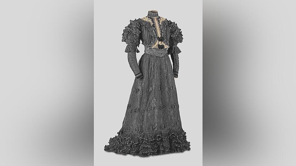 Trauerkleid mit Monogramm der Kaiserin.