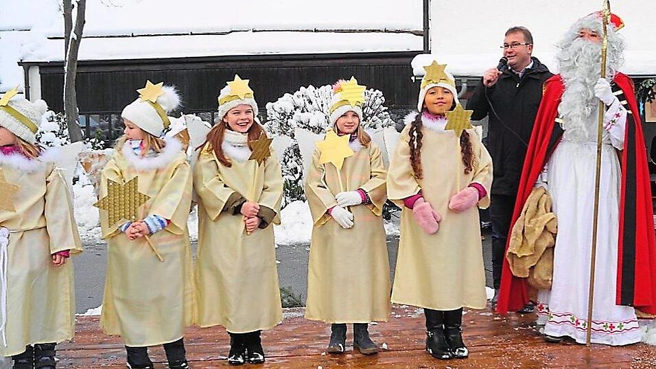 Bürgermeister Stefan Baumgartner eröffnete den 24. Chamerauer Adventsmarkt im Beisein des Nikolauses und der fünf Engel. Bürgermeister Stefan Baumgartner eröffnete den 24. Chamerauer Adventsmarkt im Beisein des Nikolauses und der fünf Engel.