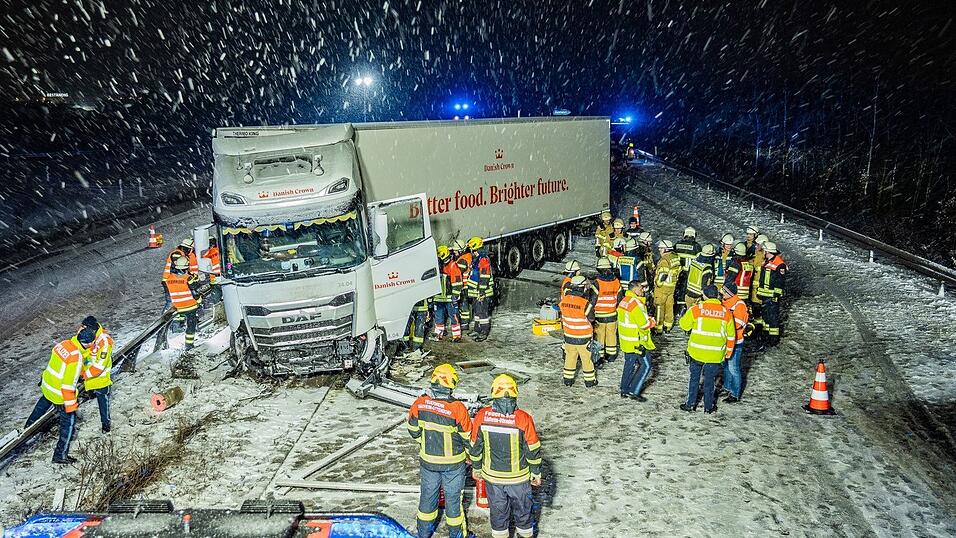 Aufgrund eines Unfalls auf schneebedeckter Fahrbahn wurde die A70 bei Schweinfurt gesperrt.