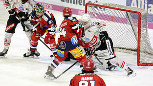 Deggendorfs Ty Jackson (in Schwarz, Nummer 14) jubelt nach seinem Treffer gegen Memmingen.