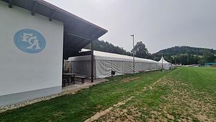 Es ist angerichtet auf dem Vereinsgelände des FC Altrandsberg. Die Zelte für den Wettkampf und die Zuschauer stehen bereits. Es ist angerichtet auf dem Vereinsgelände des FC Altrandsberg. Die Zelte für den Wettkampf und die Zuschauer stehen bereits.