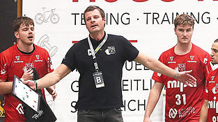 Ein akribischer Arbeiter mit ganz viel Herzblut: Csaba Szücs, einst Bundesliga-Profi und slowakischer Handball-Nationalspieler, lebt und leidet seit vergangenem September als TG-Übungsleiter mit seinen Schützlingen. „Ab dem ersten Tag habe ich mich hier sehr wohl gefühlt und das enorme Potenzial in diesem Verein gesehen, zu dessen Entwicklung ich weiterhin beitragen möchte“, sagt der 37-Jährige. Ein akribischer Arbeiter mit ganz viel Herzblut: Csaba Szücs, einst Bundesliga-Profi und slowakischer Handball-Nationalspieler, lebt und leidet seit vergangenem September als TG-Übungsleiter mit seinen Schützlingen. „Ab dem ersten Tag habe ich mich hier sehr wohl gefühlt und das enorme Potenzial in diesem Verein gesehen, zu dessen Entwicklung ich weiterhin beitragen möchte“, sagt der 37-Jährige.