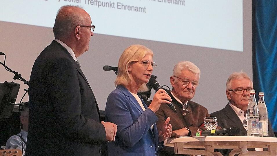 In einer Podiumsrunde sprachen die Beteiligten &uuml;ber die Zukunft des Ehrenamtes.