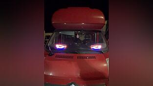 Sehen cool aus, sind aber verboten: LED-Augen an der Windschutzscheibe. Sehen cool aus, sind aber verboten: LED-Augen an der Windschutzscheibe.