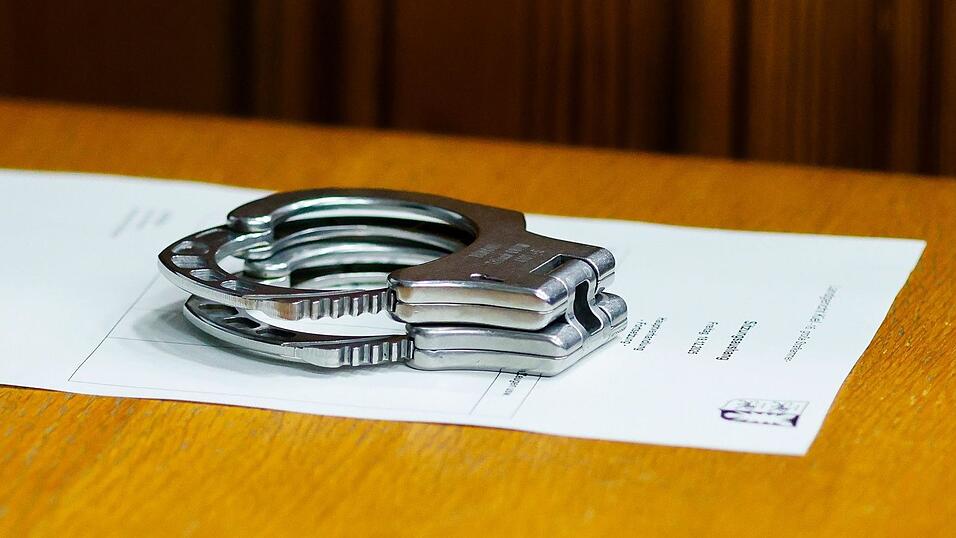 Ein junger Mann wird beschuldigt, eine 18-J&auml;hrige in einem Regionalzug mit einem Messer angegriffen zu haben - nun sitzt er in Untersuchungshaft. (Symbolbild)