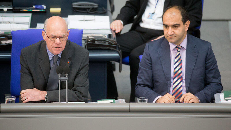 Bundestagspräsident Norbert Lammert (l, CDU) spricht am 09.06.2016 in Berlin zu Beginn der Sitzung des Bundestages neben dem Abgeordneten Özcan Mutlu (Bündnis 90/Die Grünen) zur verabschiedeten Armenien-Resolution. Nach der Verurteilung der Massaker an den Armeniern vor rund 100 Jahren als Völkermord im Bundestag hatte der türkische Präsident Erdogan türkischstämmige Abgeordnete wegen ihres Abstimmungsverhaltens als verlängerten Arm der verbotenen kurdischen PKK bezeichnet. Bundestagspräsident Norbert Lammert (l, CDU) spricht am 09.06.2016 in Berlin zu Beginn der Sitzung des Bundestages neben dem Abgeordneten Özcan Mutlu (Bündnis 90/Die Grünen) zur verabschiedeten Armenien-Resolution. Nach der Verurteilung der Massaker an den Armeniern vor rund 100 Jahren als Völkermord im Bundestag hatte der türkische Präsident Erdogan türkischstämmige Abgeordnete wegen ihres Abstimmungsverhaltens als verlängerten Arm der verbotenen kurdischen PKK bezeichnet.