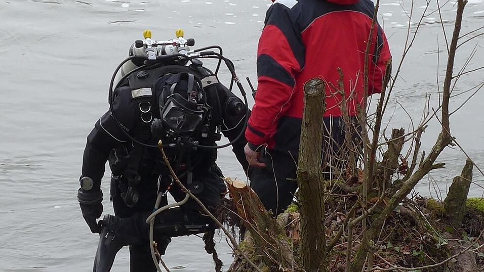 Polizeitaucher suchen am Freitagvormittag in der Donau nach der seit Sonntag vermissten Malina Klaar. An dieser Stelle hatten die Leichenspürhunde am Donnerstag angeschlagen. Polizeitaucher suchen am Freitagvormittag in der Donau nach der seit Sonntag vermissten Malina Klaar. An dieser Stelle hatten die Leichenspürhunde am Donnerstag angeschlagen.