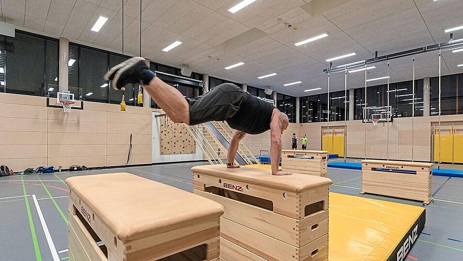 Beim Parkour-Training in der Turnhalle gilt es mehrere Hindernisse auf dem effizientesten Weg zu überwinden. Beim Parkour-Training in der Turnhalle gilt es mehrere Hindernisse auf dem effizientesten Weg zu überwinden.