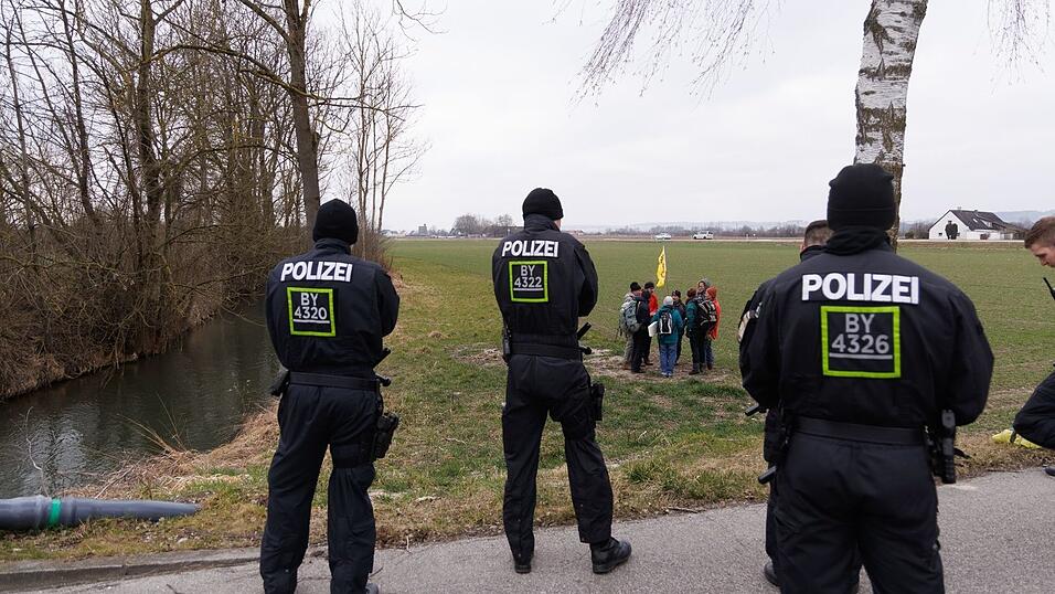 Aktivisten der Initiative 'Runterfahren' demonstrieren vor dem Atomkraftwerk Isar 2. Aktivisten der Initiative 'Runterfahren' demonstrieren vor dem Atomkraftwerk Isar 2.