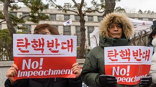 Unterst&uuml;tzer von Yoon Suk Yeol hatten sich am Donnerstag vor dem Verfassungsgericht in Seoul versammelt.