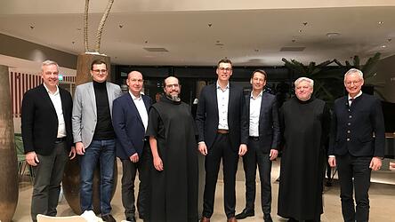 Begr&uuml;&szlig;ungsfeier f&uuml;r den neuen Gesch&auml;ftsf&uuml;hrer des Klinikums St. Elisabeth (v.l.): Nicolas Kelly (Gesch&auml;ftsf&uuml;hrer Krankenhausverbund), Severin Morell (Klinikumsmanager), Bernhard Ameres (Verwaltungsdirektor), Frater Thomas V&auml;th, Daniel Albus, Christian Kuhl (Gesch&auml;ftsf&uuml;hrer Krankenhausverbund), Frater Rudolf Knopp und Oberb&uuml;rgermeister Markus Pannermayr.